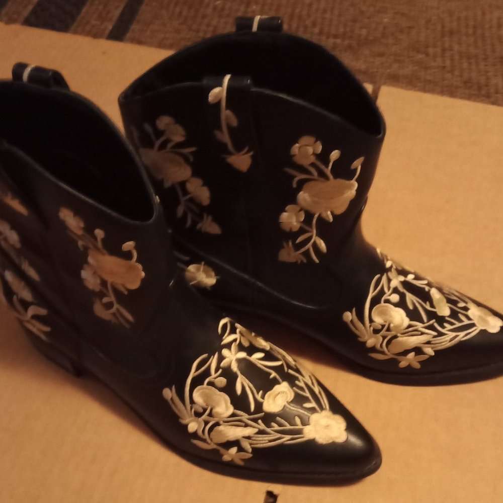 Midnight Velvet half boots. Black leather with gold embroidery. New size 38